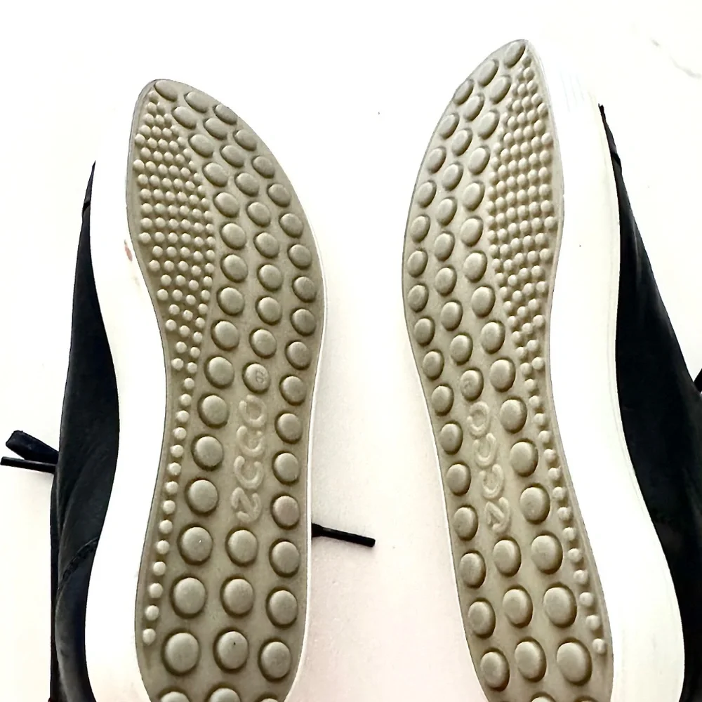Ecco women’s black leather sneaker size 6 - Picture 3 of 4